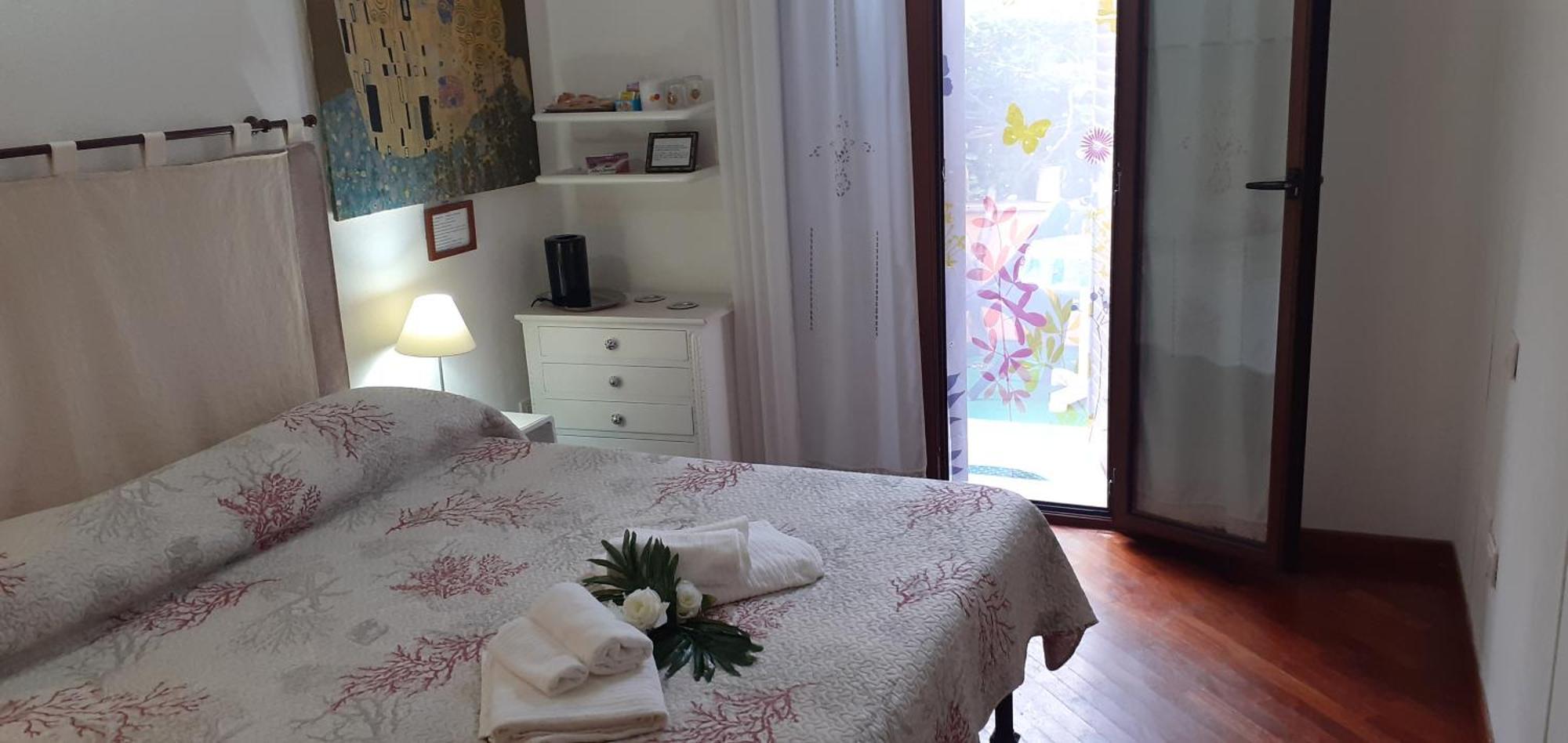 Central Room With Private Bathroom, No Smoking Palau Extérieur photo